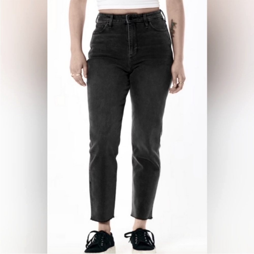 Hollister Ultra High Rise Mom Jean in faded black size 0R/24.